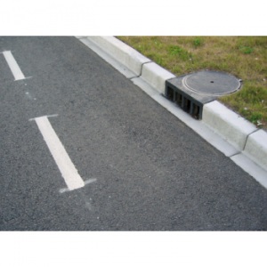 Bending resistant Concrete curb